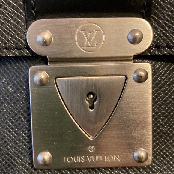 Louis Vuitton Taiga Men Briefcase - Picture 12 of 13